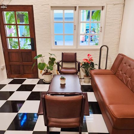 Noir Cafe And Hostel Chinatown Bangkok Bagian luar foto
