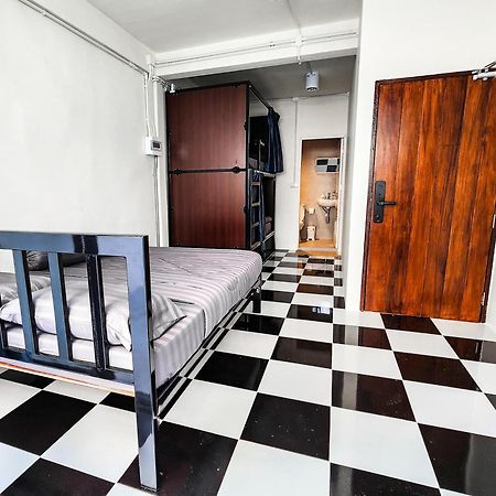 Noir Cafe And Hostel Chinatown Bangkok Bagian luar foto