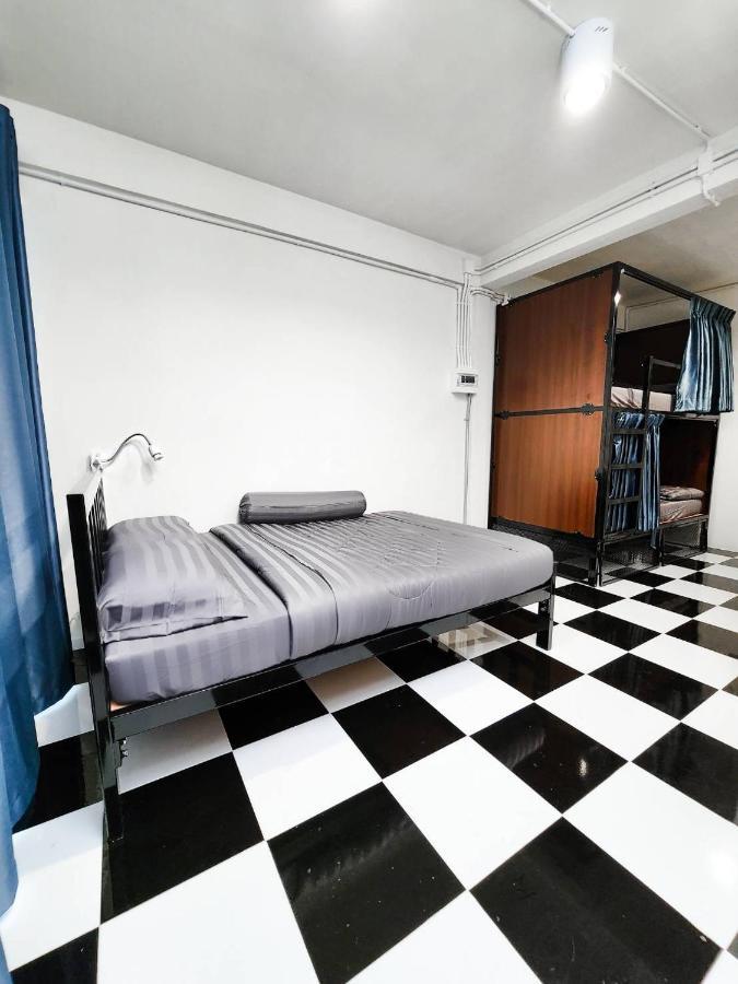 Noir Cafe And Hostel Chinatown Bangkok Bagian luar foto
