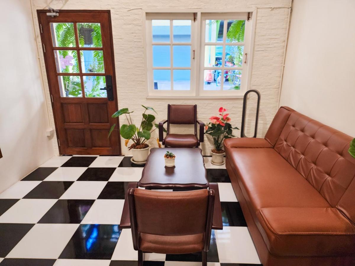 Noir Cafe And Hostel Chinatown Bangkok Bagian luar foto