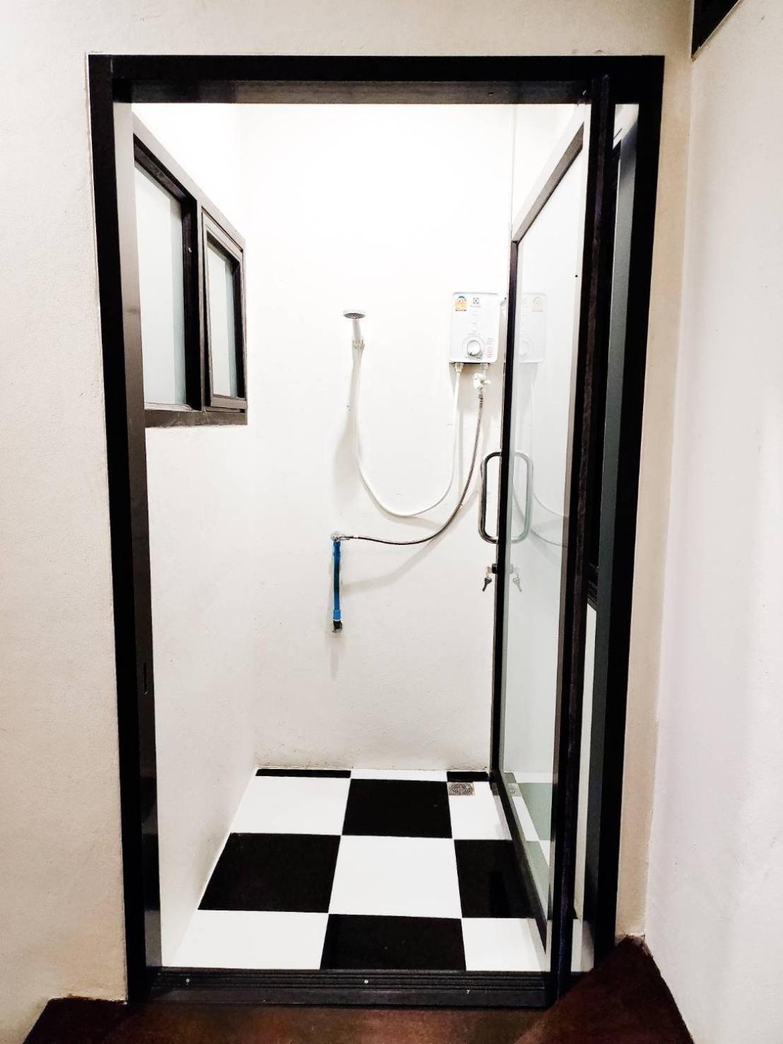 Noir Cafe And Hostel Chinatown Bangkok Bagian luar foto
