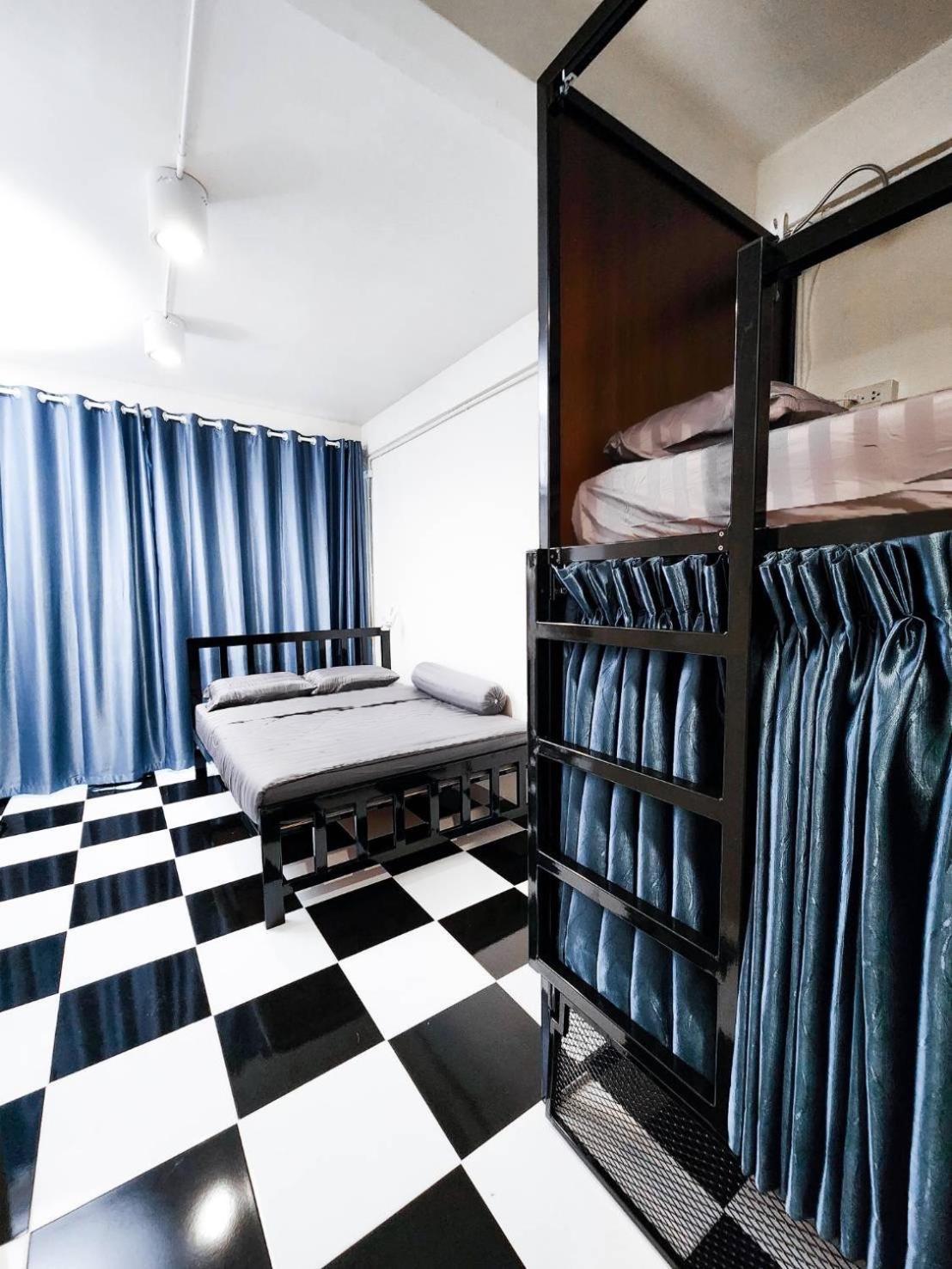 Noir Cafe And Hostel Chinatown Bangkok Bagian luar foto