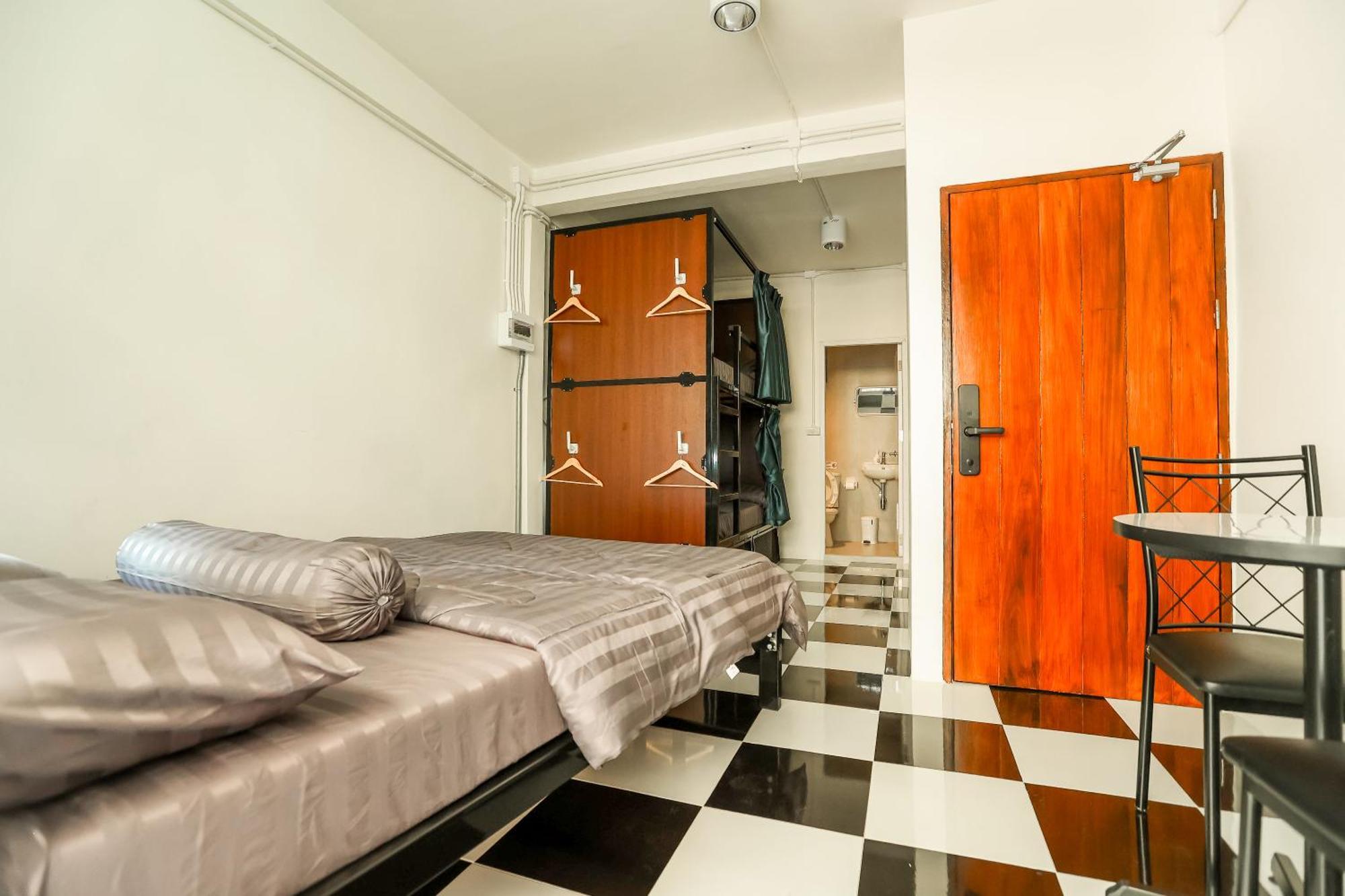 Noir Cafe And Hostel Chinatown Bangkok Bagian luar foto