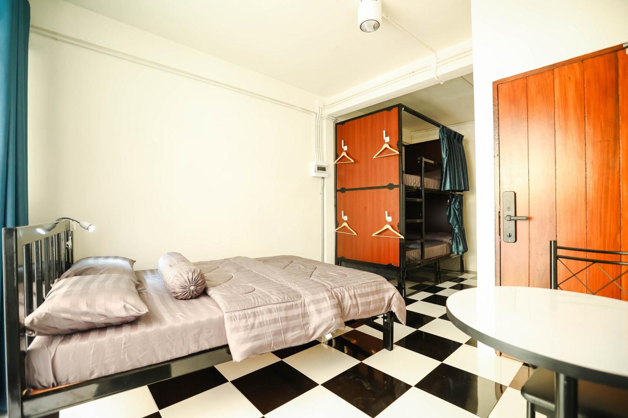 Noir Cafe And Hostel Chinatown Bangkok Bagian luar foto
