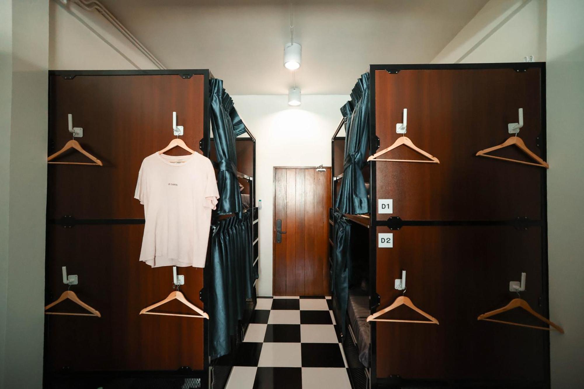 Noir Cafe And Hostel Chinatown Bangkok Bagian luar foto