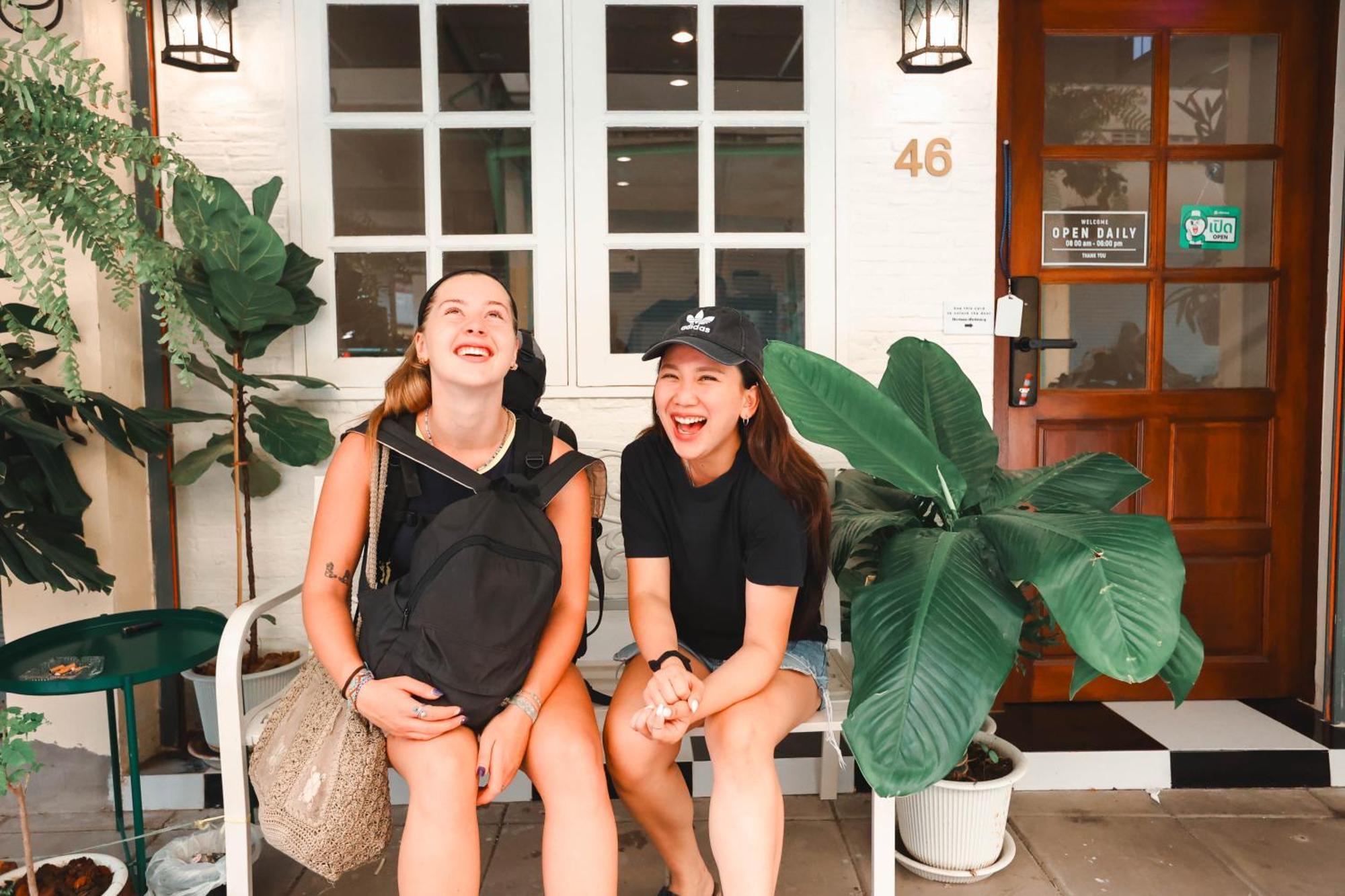 Noir Cafe And Hostel Chinatown Bangkok Bagian luar foto
