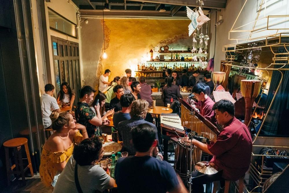 Noir Cafe And Hostel Chinatown Bangkok Bagian luar foto