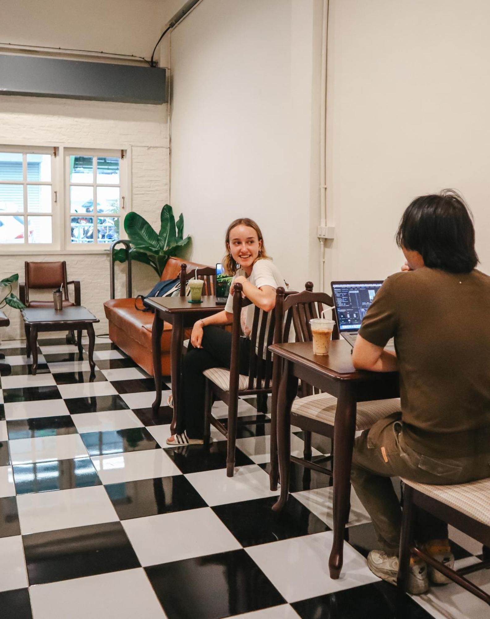 Noir Cafe And Hostel Chinatown Bangkok Bagian luar foto
