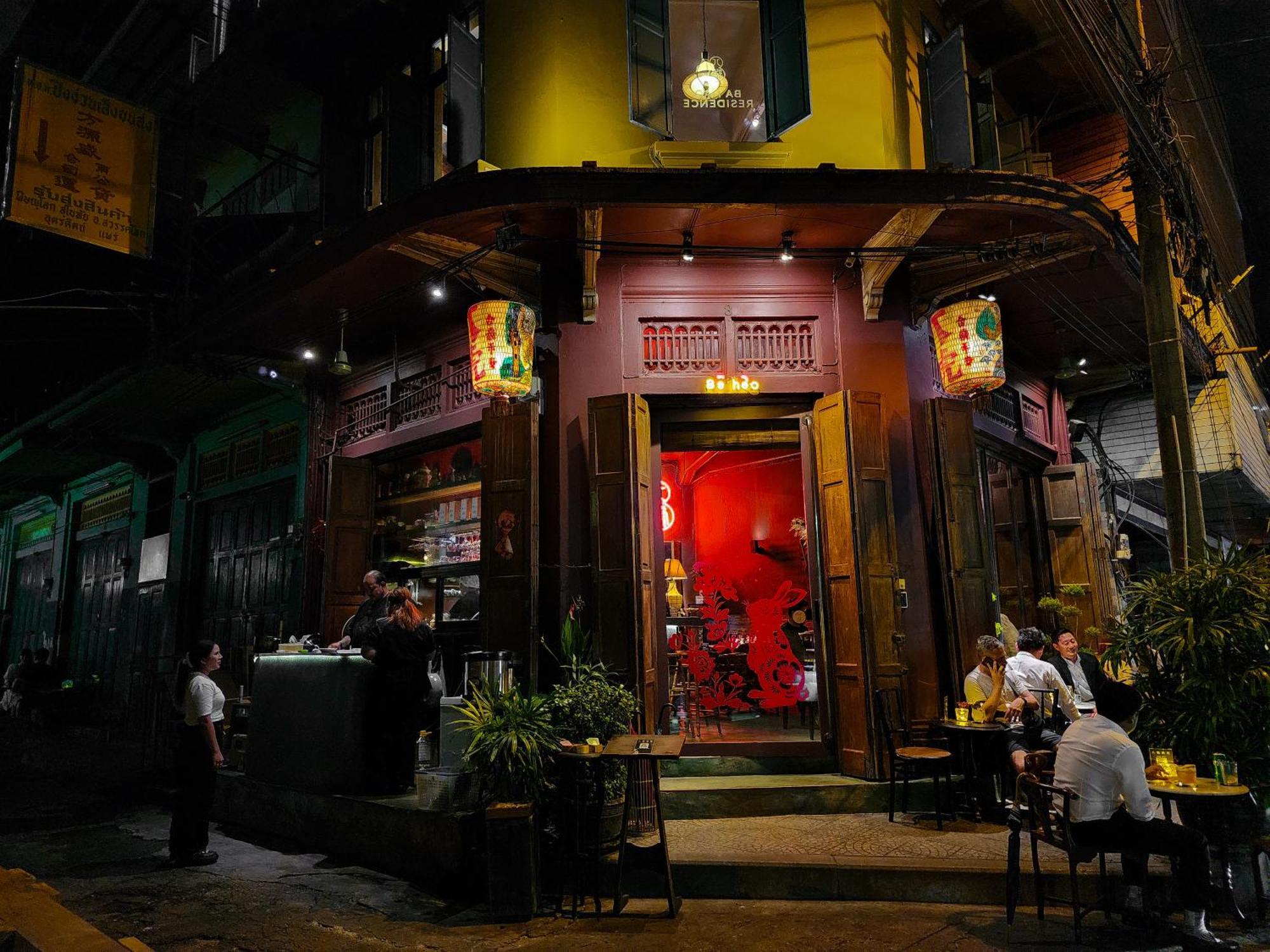 Noir Cafe And Hostel Chinatown Bangkok Bagian luar foto