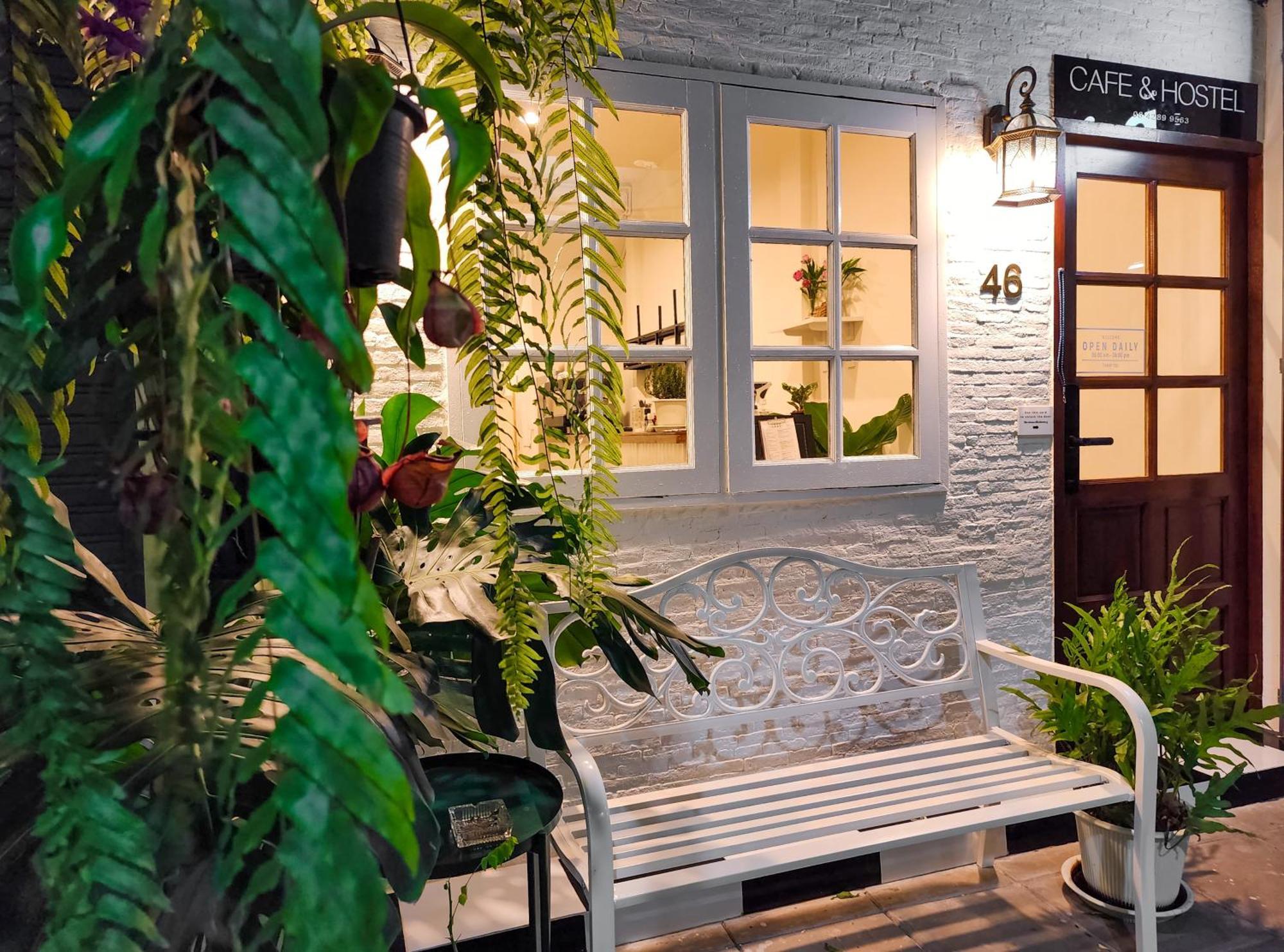 Noir Cafe And Hostel Chinatown Bangkok Bagian luar foto