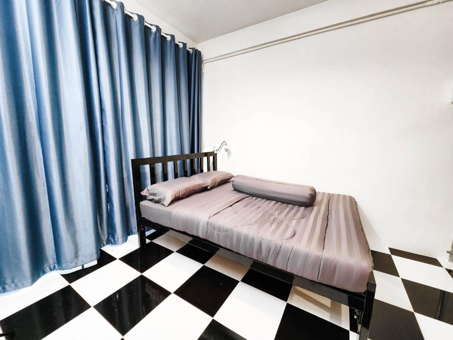 Noir Cafe And Hostel Chinatown Bangkok Bagian luar foto