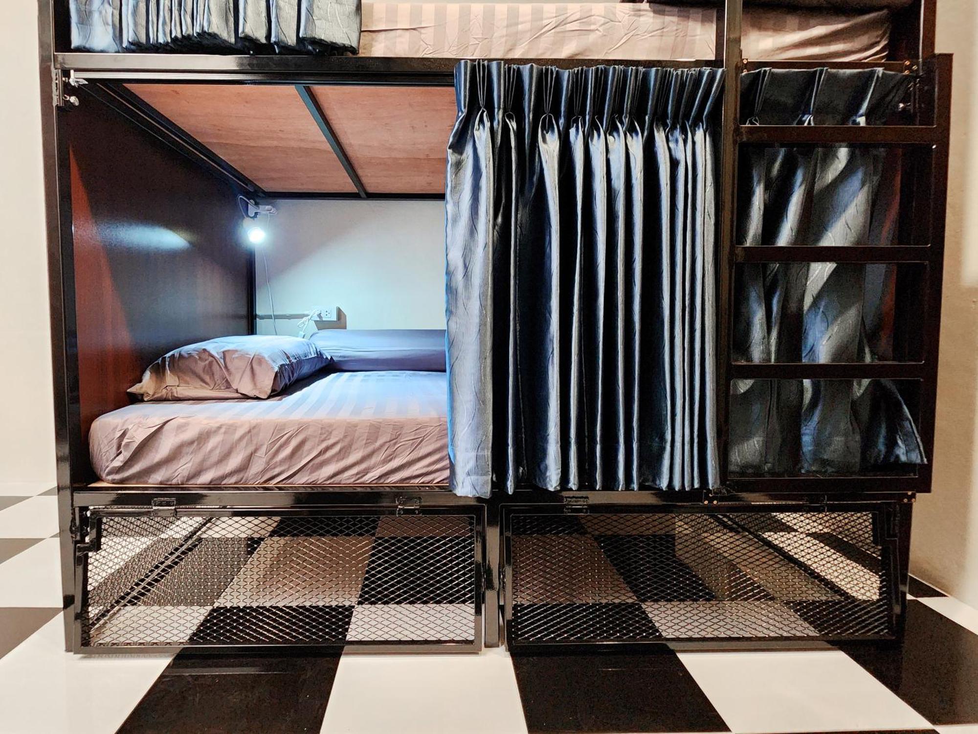 Noir Cafe And Hostel Chinatown Bangkok Bagian luar foto